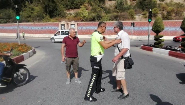 Kazaya karışan sürücü trafik polislerini adeta canından bezdirdi