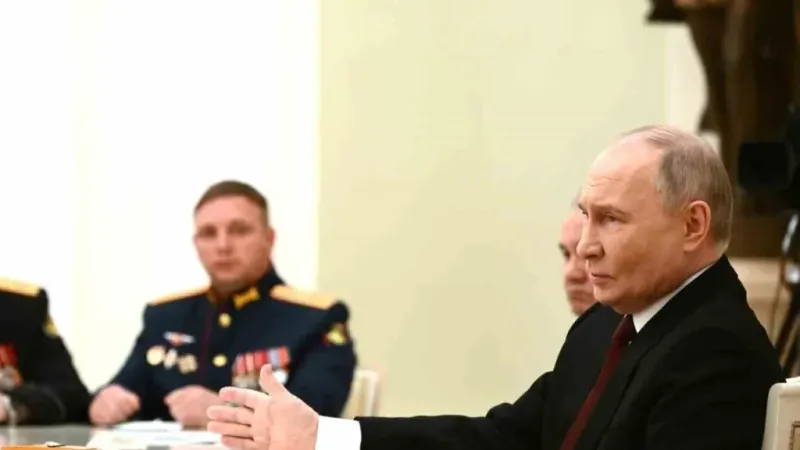 Putin: “Askerlerimizin üstünde sinek gibi insansız hava araçları uçuyor”
