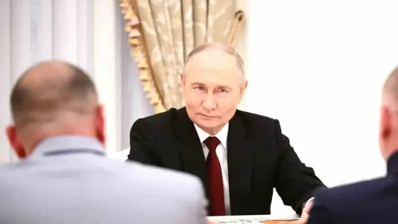 Putin: “Askerlerimizin üstünde sinek gibi insansız hava araçları uçuyor”