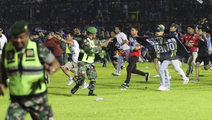 Katliam gibi! Endonezya’da futbol maçında izdiham, yüzlerce ölü var…