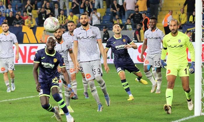 Başakşehir Ankaragücü’nü 2-1 mağlup edip liderlik koltuğuna oturdu