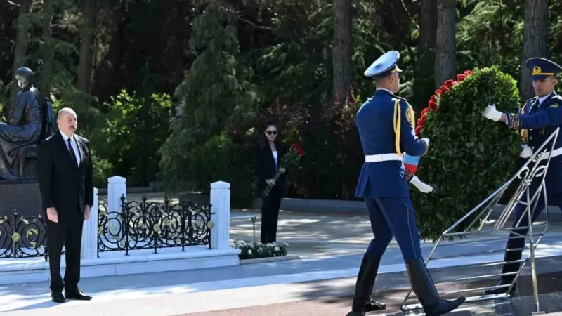 Azerbaycan’ın ulusal lideri Haydar Aliyev 101. doğum gününde mezarı başında anıldı