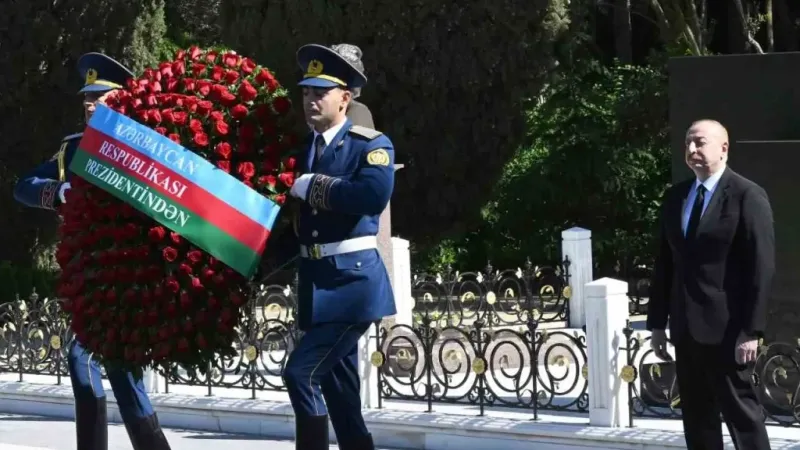 Azerbaycan’ın ulusal lideri Haydar Aliyev 101. doğum gününde mezarı başında anıldı