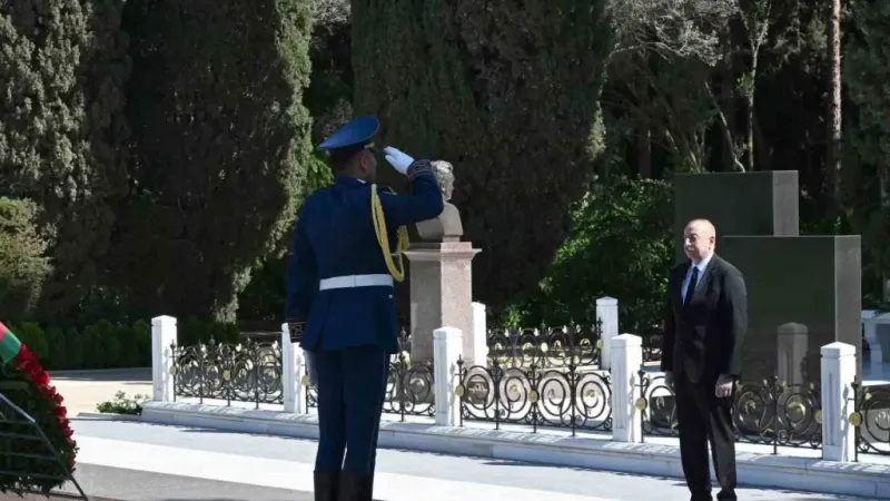Azerbaycan’ın ulusal lideri Haydar Aliyev 101. doğum gününde mezarı başında anıldı