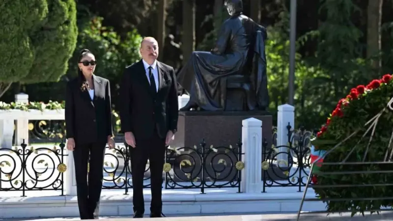 Azerbaycan’ın ulusal lideri Haydar Aliyev 101. doğum gününde mezarı başında anıldı