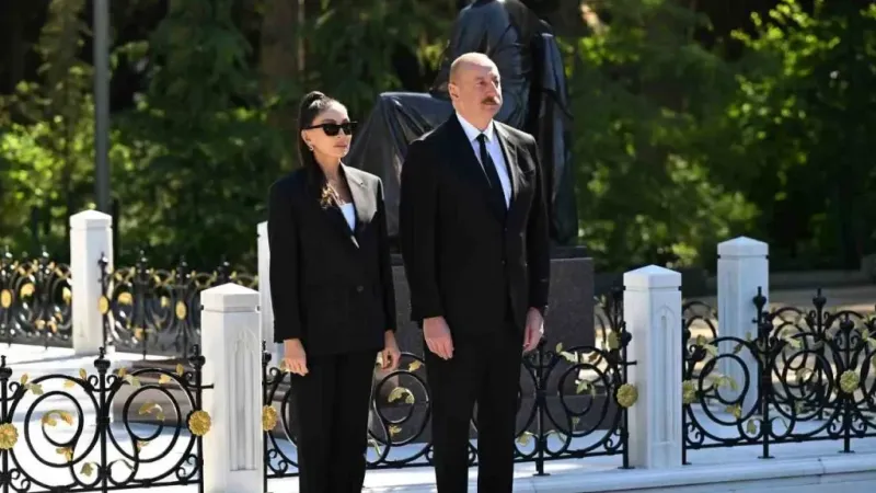 Azerbaycan’ın ulusal lideri Haydar Aliyev 101. doğum gününde mezarı başında anıldı