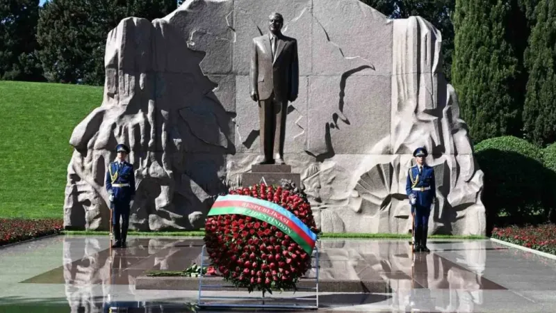 Azerbaycan’ın ulusal lideri Haydar Aliyev 101. doğum gününde mezarı başında anıldı