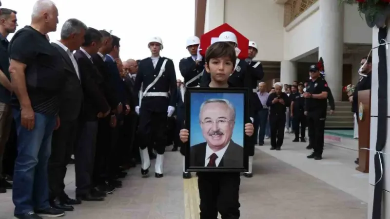 Eski Devlet Bakanı Kocabatmaz törenle son yolculuğuna uğurlandı Eski Devlet Bakanı Kocabatmaz törenle son yolculuğuna uğurlandı