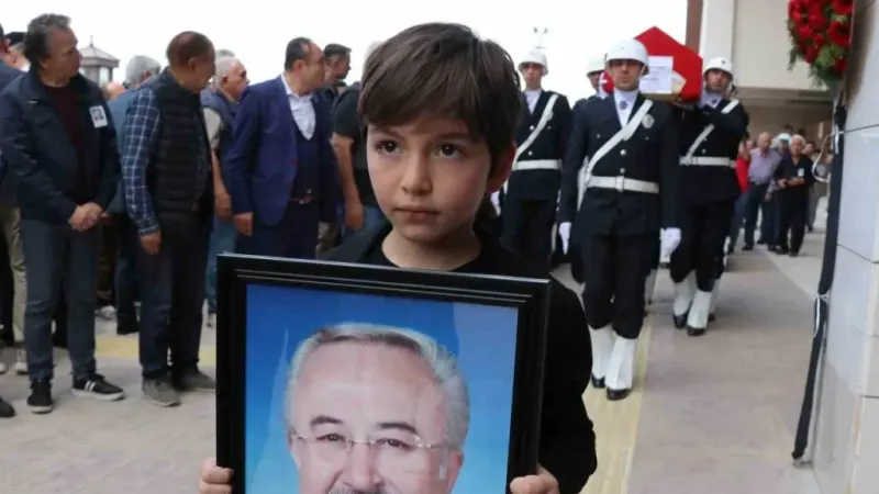 Eski Devlet Bakanı Kocabatmaz törenle son yolculuğuna uğurlandı Eski Devlet Bakanı Kocabatmaz törenle son yolculuğuna uğurlandı