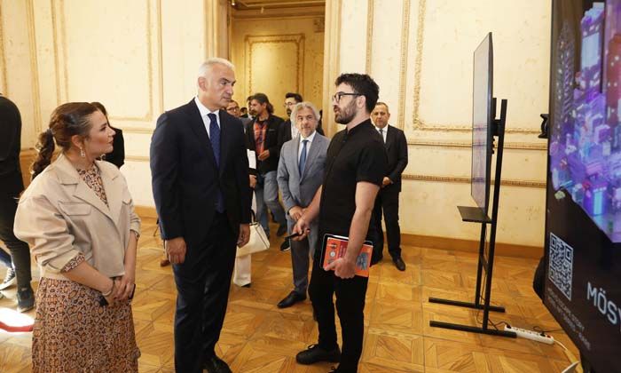 Bakan Ersoy çocukların festival heyecanına ortak oldu