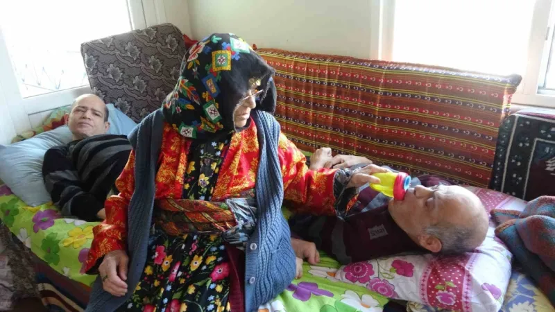 93 yaşında anne 60 yıldır engelli çocuklarına bebek gibi bakıyor 93 yaşında anne 60 yıldır engelli çocuklarına bebek gibi bakıyor