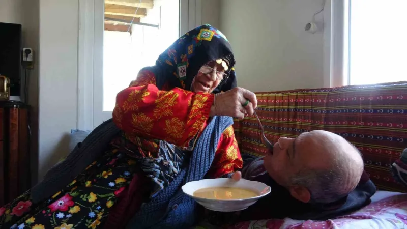 93 yaşında anne 60 yıldır engelli çocuklarına bebek gibi bakıyor 93 yaşında anne 60 yıldır engelli çocuklarına bebek gibi bakıyor
