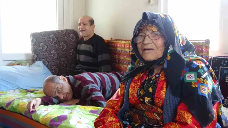 93 yaşında anne 60 yıldır engelli çocuklarına bebek gibi bakıyor 93 yaşında anne 60 yıldır engelli çocuklarına bebek gibi bakıyor