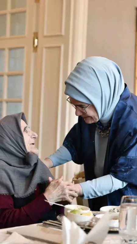 Emine Erdoğan, Anneler Günü vesilesiyle Devlet Konukevi’nde anneleri ağırladı: