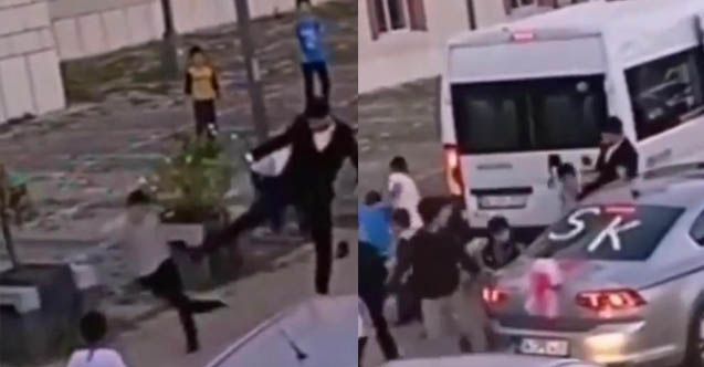 Düğün aracının önünü kesen çocukları tekmeledi