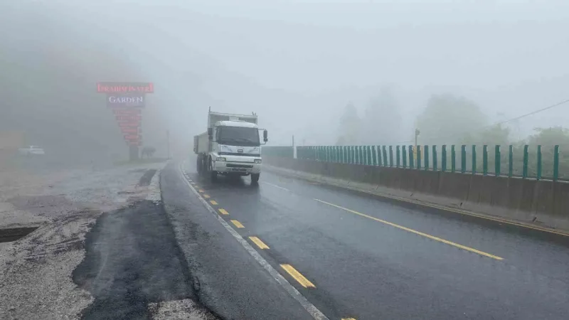 Bolu Dağı’nda sis ve yağış etkili oluyor Bolu Dağı’nda sis ve yağış etkili oluyor