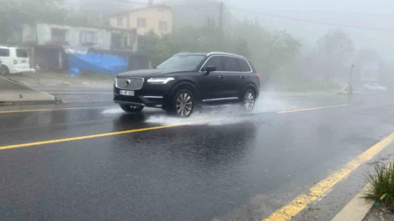 Bolu Dağı’nda sis ve yağış etkili oluyor Bolu Dağı’nda sis ve yağış etkili oluyor