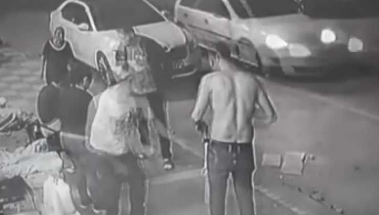 Şaka ölümle bitti! Kaçarken kapıya çarpan genç hayatını kaybetti