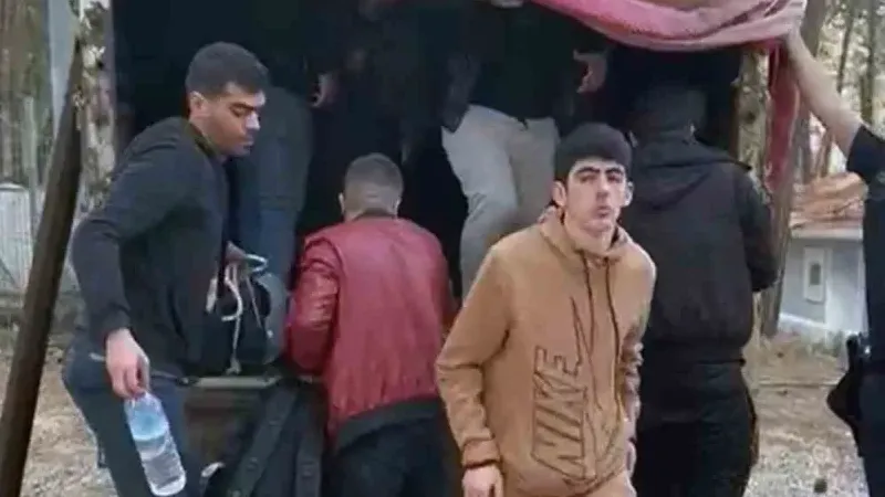Göçmen kaçakçıları tutuklandı Göçmen kaçakçıları tutuklandı