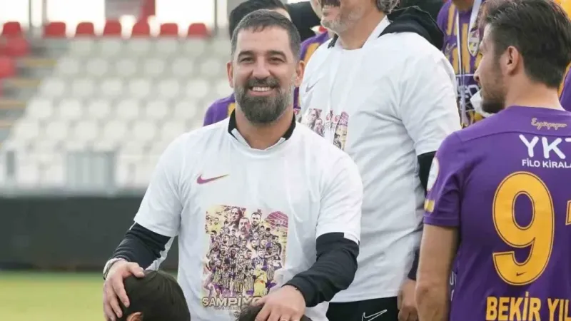 Şampiyon Eyüpspor kupasını kaldırdı