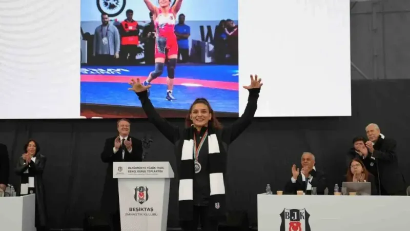 Hasan Arat: “Bu kongrede Beşiktaş’ı farklı yerlere götüreceğimiz belli oldu” Hasan Arat: “Bu kongrede Beşiktaş’ı farklı yerlere götüreceğimiz belli oldu”