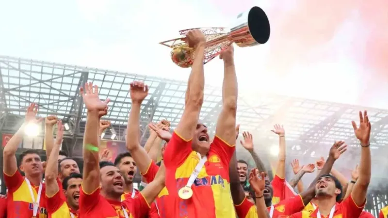 Göztepe şampiyonluk kupasını kaldırdı Göztepe şampiyonluk kupasını kaldırdı