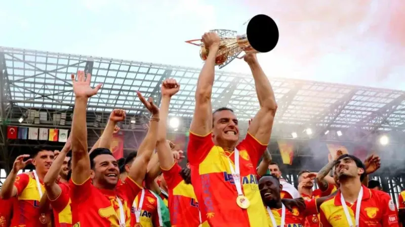 Göztepe şampiyonluk kupasını kaldırdı Göztepe şampiyonluk kupasını kaldırdı
