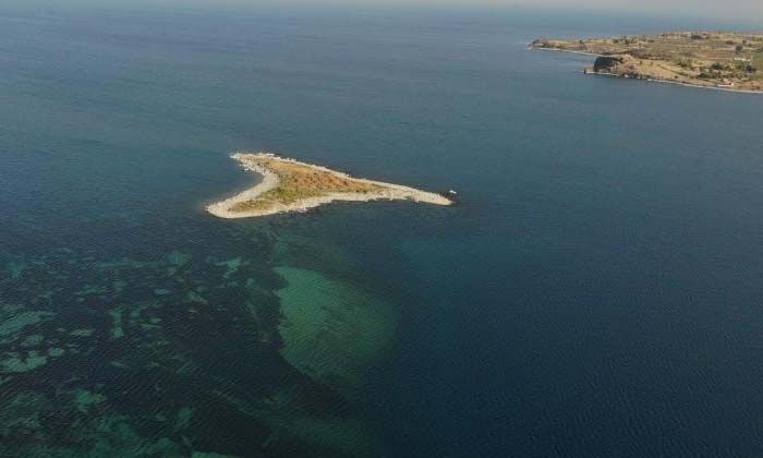 Van Gölü sahilinde su metrelerce çekildi ortaya yeni adacıklar çıktı