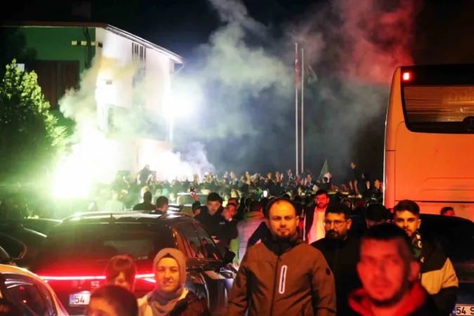 Sakaryaspor’un final coşkusu sokaklara sığmadı Sakaryaspor’un final coşkusu sokaklara sığmadı