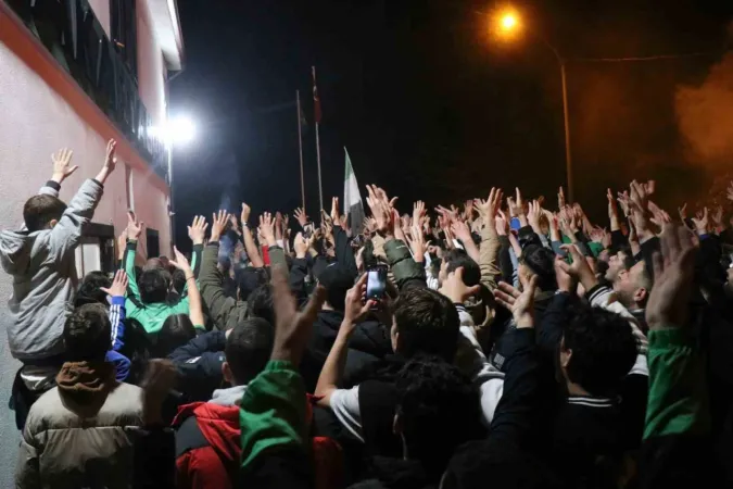 Sakaryaspor’un final coşkusu sokaklara sığmadı Sakaryaspor’un final coşkusu sokaklara sığmadı