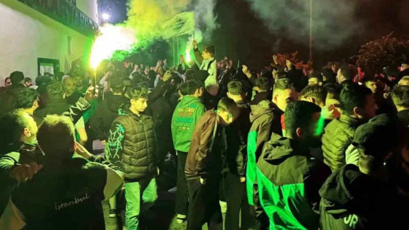 Sakaryaspor’un final coşkusu sokaklara sığmadı Sakaryaspor’un final coşkusu sokaklara sığmadı