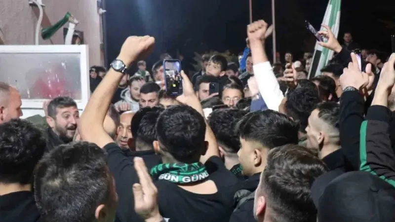 Sakaryaspor’un final coşkusu sokaklara sığmadı Sakaryaspor’un final coşkusu sokaklara sığmadı