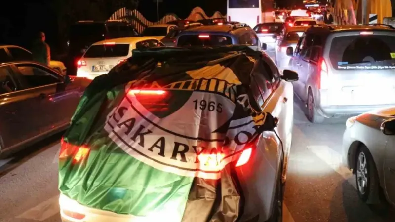 Sakaryaspor’un final coşkusu sokaklara sığmadı Sakaryaspor’un final coşkusu sokaklara sığmadı