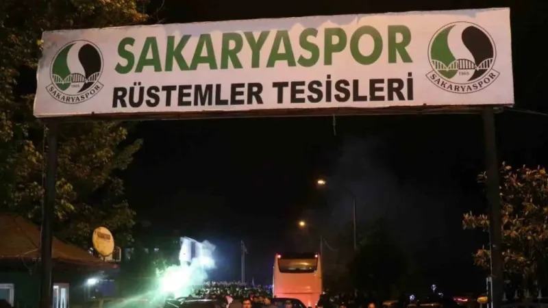 Sakaryaspor’un final coşkusu sokaklara sığmadı Sakaryaspor’un final coşkusu sokaklara sığmadı