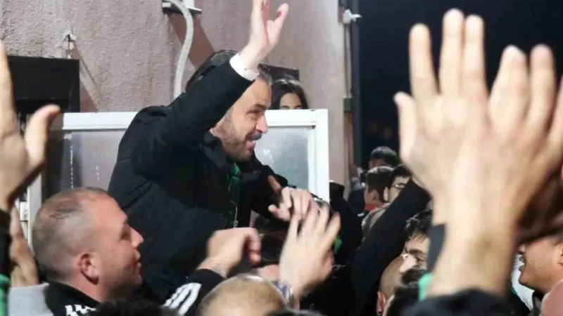 Sakaryaspor’un final coşkusu sokaklara sığmadı Sakaryaspor’un final coşkusu sokaklara sığmadı