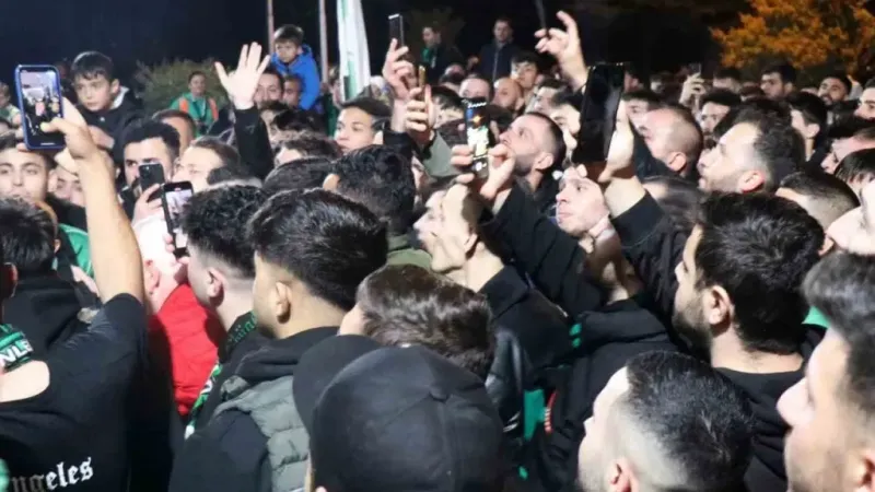 Sakaryaspor’un final coşkusu sokaklara sığmadı Sakaryaspor’un final coşkusu sokaklara sığmadı