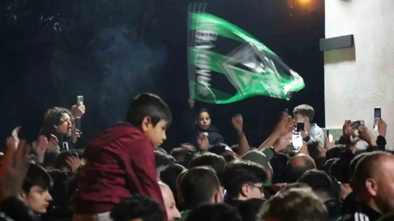Sakaryaspor’un final coşkusu sokaklara sığmadı Sakaryaspor’un final coşkusu sokaklara sığmadı
