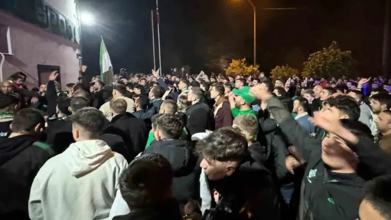 Sakaryaspor’un final coşkusu sokaklara sığmadı Sakaryaspor’un final coşkusu sokaklara sığmadı
