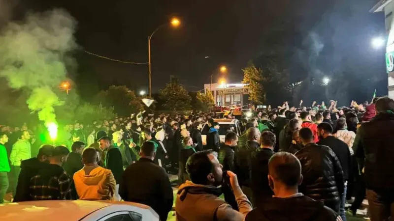 Sakaryaspor’un final coşkusu sokaklara sığmadı Sakaryaspor’un final coşkusu sokaklara sığmadı