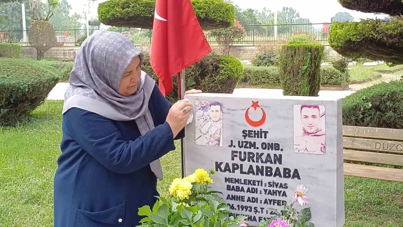 Anneler Günü’nü şehit olan oğlunun yanında geçirdi: “O bana gelemedi ben ona geldim” Anneler Günü’nü şehit olan oğlunun yanında geçirdi: “O bana gelemedi ben ona geldim”