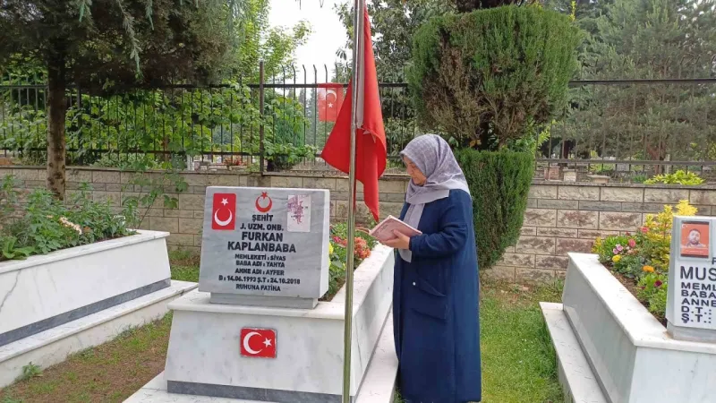 Anneler Günü’nü şehit olan oğlunun yanında geçirdi: “O bana gelemedi ben ona geldim” Anneler Günü’nü şehit olan oğlunun yanında geçirdi: “O bana gelemedi ben ona geldim”