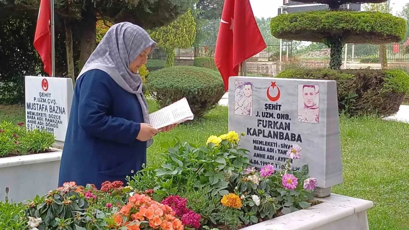 Anneler Günü’nü şehit olan oğlunun yanında geçirdi: “O bana gelemedi ben ona geldim” Anneler Günü’nü şehit olan oğlunun yanında geçirdi: “O bana gelemedi ben ona geldim”