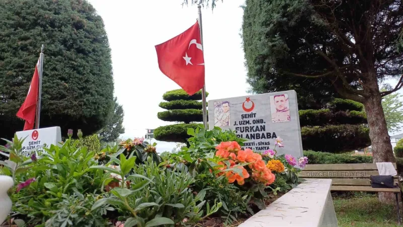 Anneler Günü’nü şehit olan oğlunun yanında geçirdi: “O bana gelemedi ben ona geldim” Anneler Günü’nü şehit olan oğlunun yanında geçirdi: “O bana gelemedi ben ona geldim”