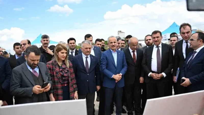 Bakan Uraloğlu, Malatya Çevreyolunda incelemelerde bulundu Bakan Uraloğlu, Malatya Çevreyolunda incelemelerde bulundu