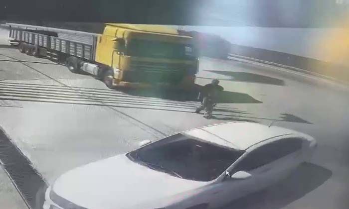 Adana’da Mustafa Tozkoparan park ettiği tırın altında kalarak hayatını kaybetti