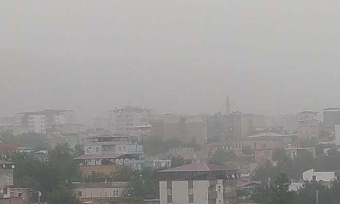 Suriye’den gelen toz Diyarbakır’ı etkisi altına aldı