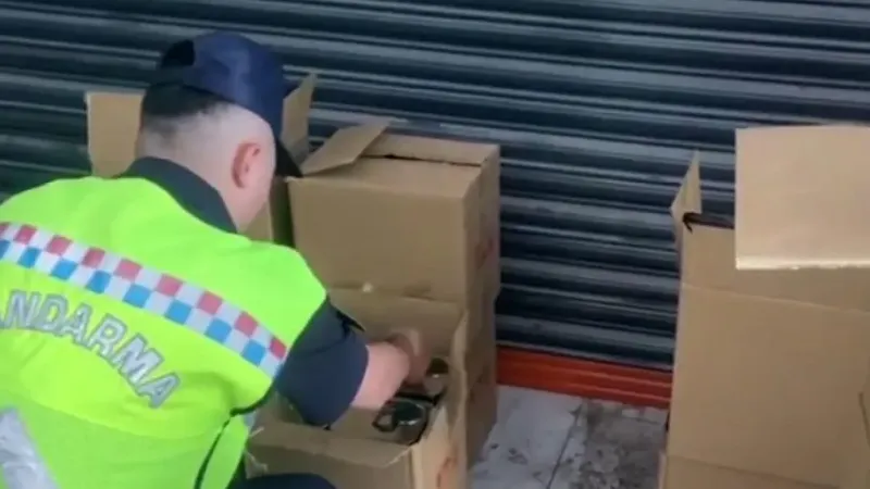Mersin’de sahte zeytinyağı operasyonu, 6 tondan fazla ürün ele geçirildi Mersin’de sahte zeytinyağı operasyonu, 6 tondan fazla ürün ele geçirildi