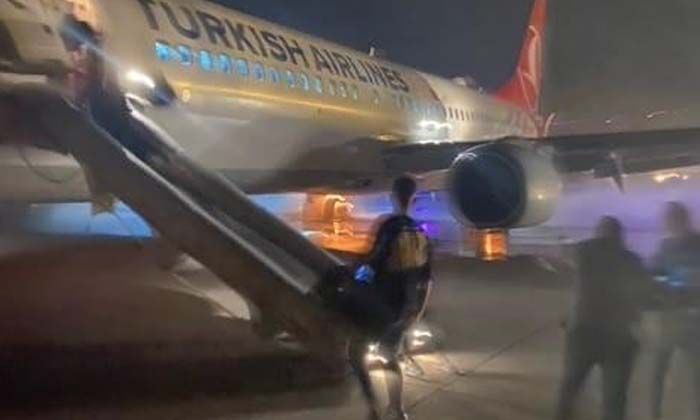 THY uçağının lastiği patladı, iniş sonrası lastik yandı