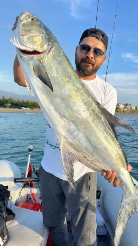 Amatör balıkçı, "Bir ejderha da biz tuttuk" diyerek 15 kiloluk balığı yakalamayı başardı Amatör balıkçı, "Bir ejderha da biz tuttuk" diyerek 15 kiloluk balığı yakalamayı başardı