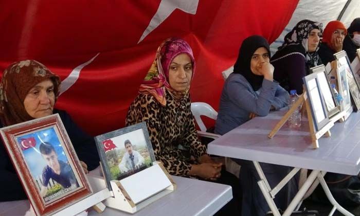 HDP-PKK’ya karşı dik duran ailelerin evlat nöbeti bin 130’uncu gününe girdi